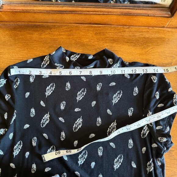 Reitmans viscose top shirt short sleeved with feather print - Picture 7 of 12